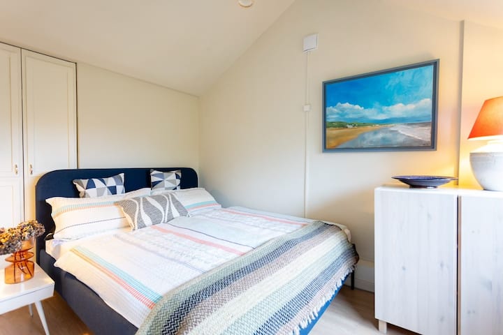 Оваа малку помала спална соба нуди тапациран кревет со големина од 1,60м x 2,00м. Исто така, тука ќе најдете дополнителни перници и карирани за удобно спиење.  Клима уредот ја одржува оваа соба ладна во текот на летните ноќи.