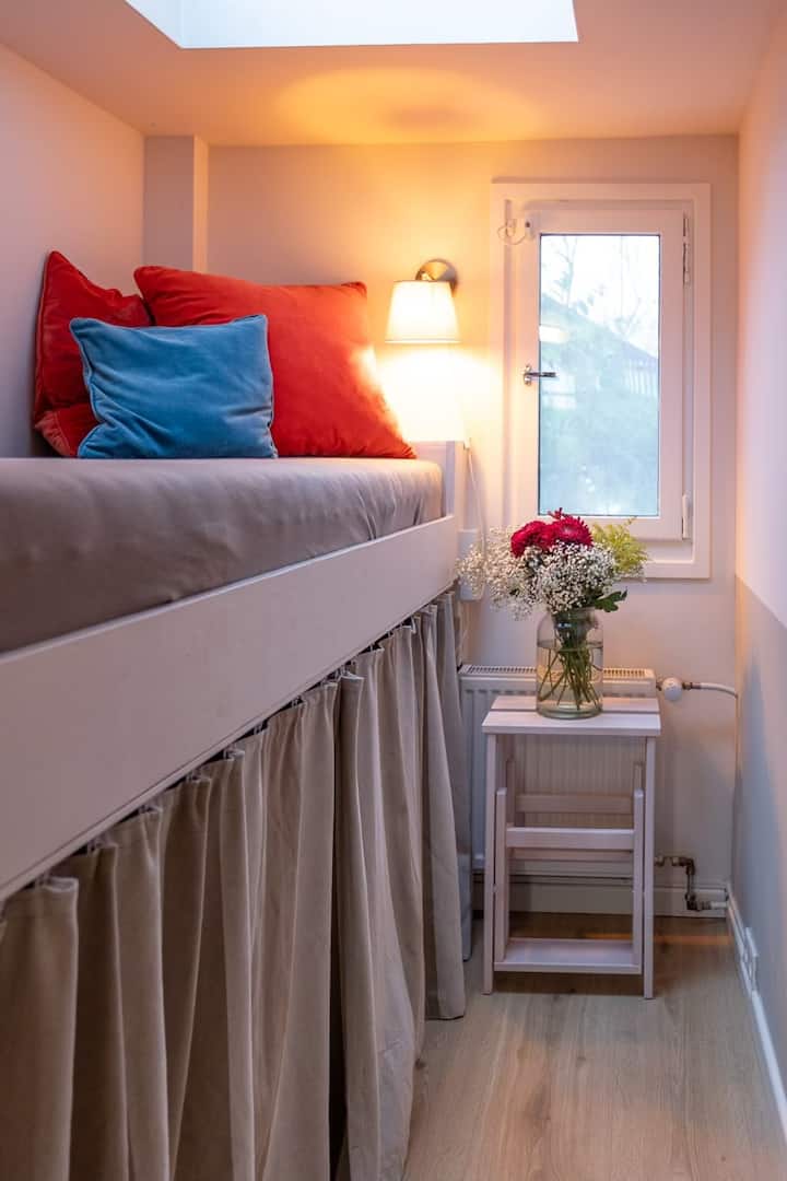 Оваа единечна соба нуди кревет на спрат со големина од 0,80м x 2,00м. Има поглед кон градината и има поглед со ѕвезда низ прозорецот на таванот. 