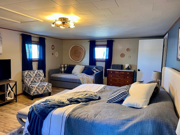 ห้องนอนที่ใหญ่ที่สุดพร้อมที่นั่งให้อ่านหนังสือหรือสังสรรค์ เตียงคิงไซส์พร้อมเตียงนอนเล่นและเตียงเลื่อน 