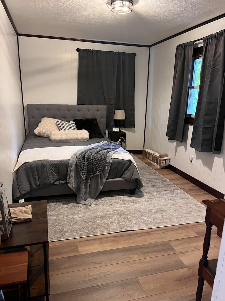 เตียงควีนไซส์ตั้งอยู่นอกห้องนั่งเล่นบนชั้น 1 