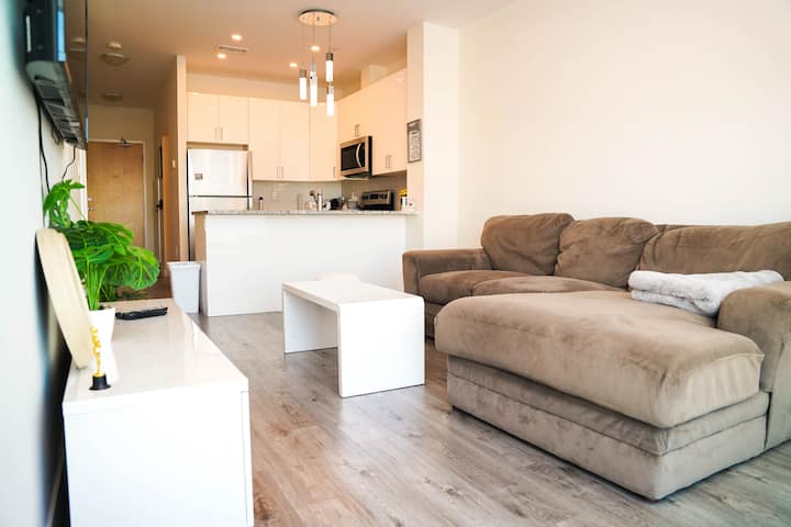 Cyril’s Luxurious Downtown Unit + Den/office - Kitchener