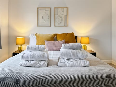 Cozy Hideaway with Hot Tub & Sauna sleeps 7