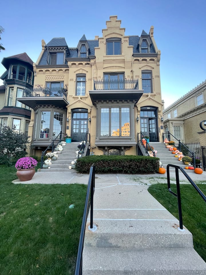 Hinton House - Lake Views - Milwaukee, WI