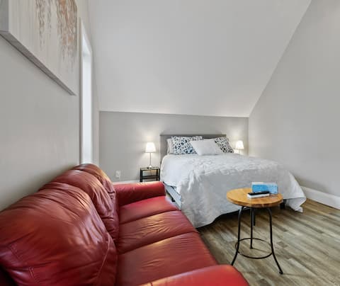Successful Airbnb property: Bachelor unit en-suite Across from Google in Mt. Hope