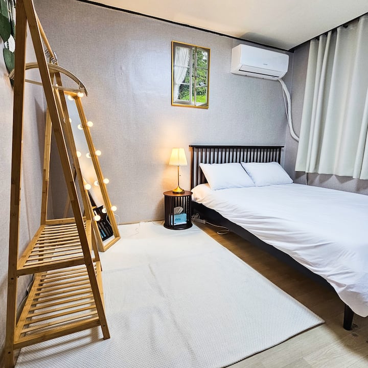 חדר2
1 מיטת קווין סייז/מזגן חדש, מראה באורך מלא, קולב בגדים, וילון האפלה, תאורת מיטה, שולחן צד
החדר היה מרווח, אז לא היה לחוץ. ^ ^