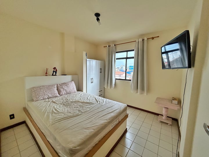 Manželská posteľ, televízor, podlahový ventilátor, šatníková skriňa 