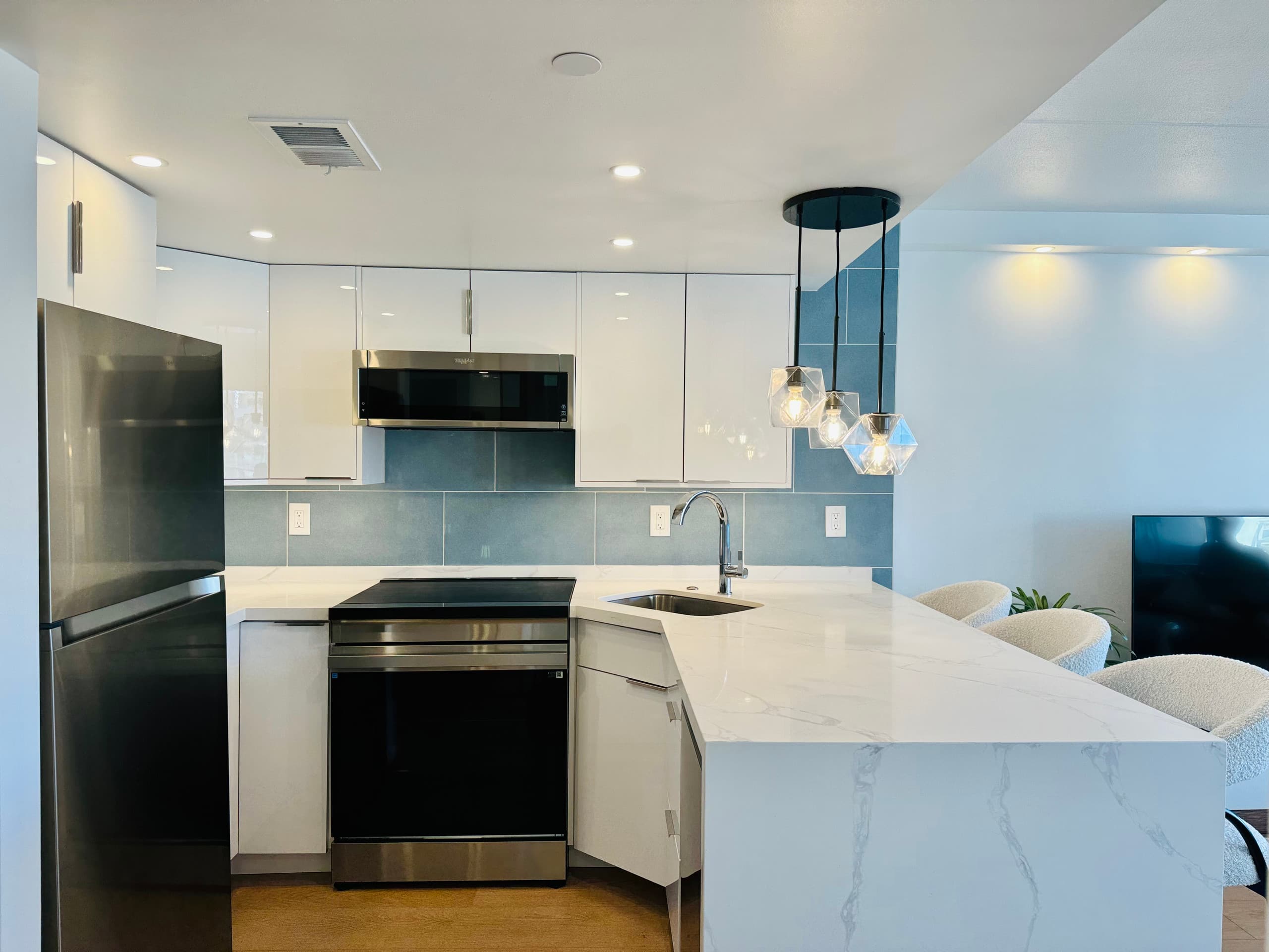 Condo in Honolulu · ★4.98 · 1 bedroom · 2 beds · 1 private bath - Image 37