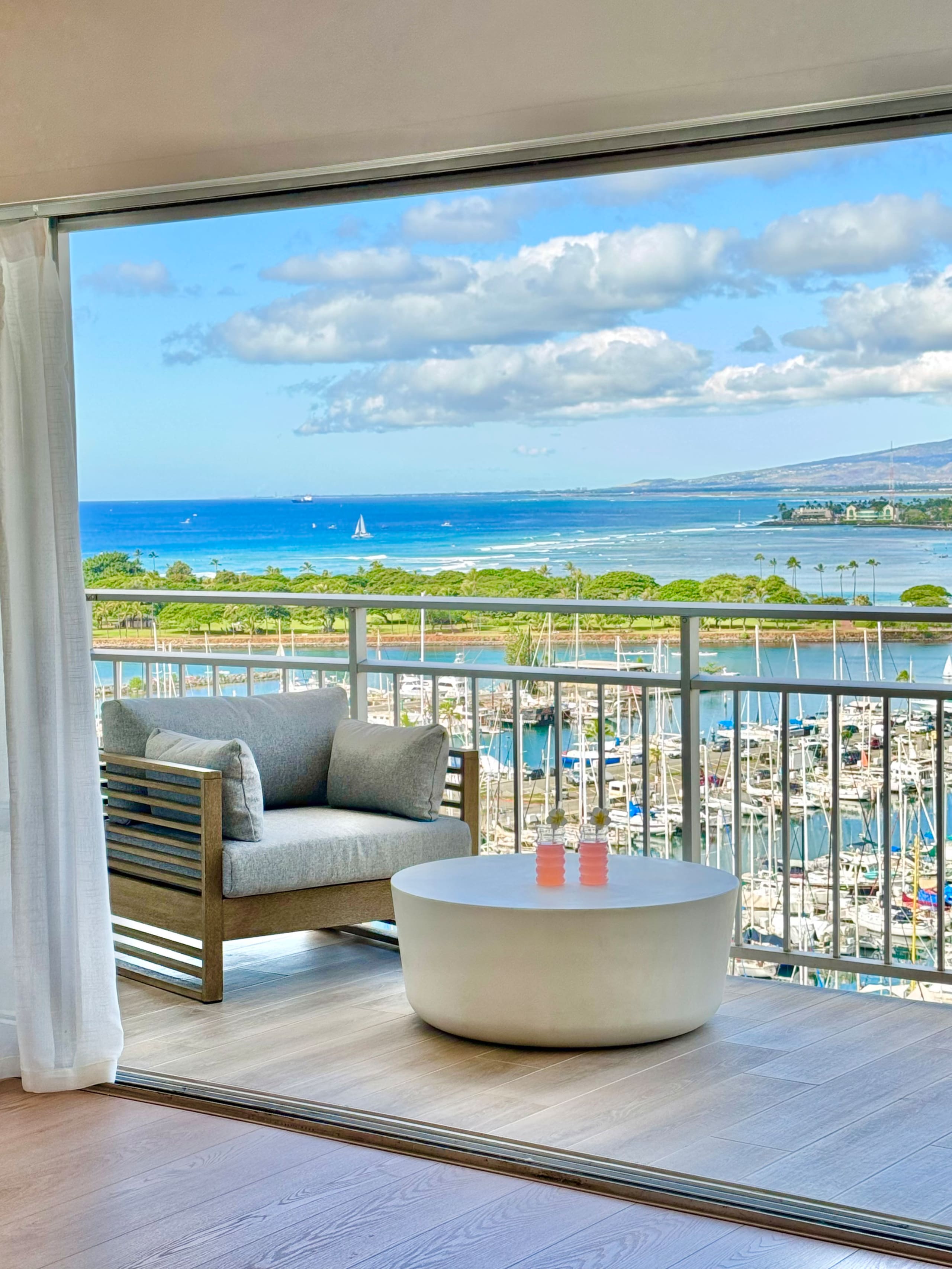 Condo in Honolulu · ★4.98 · 1 bedroom · 2 beds · 1 private bath - Image 4