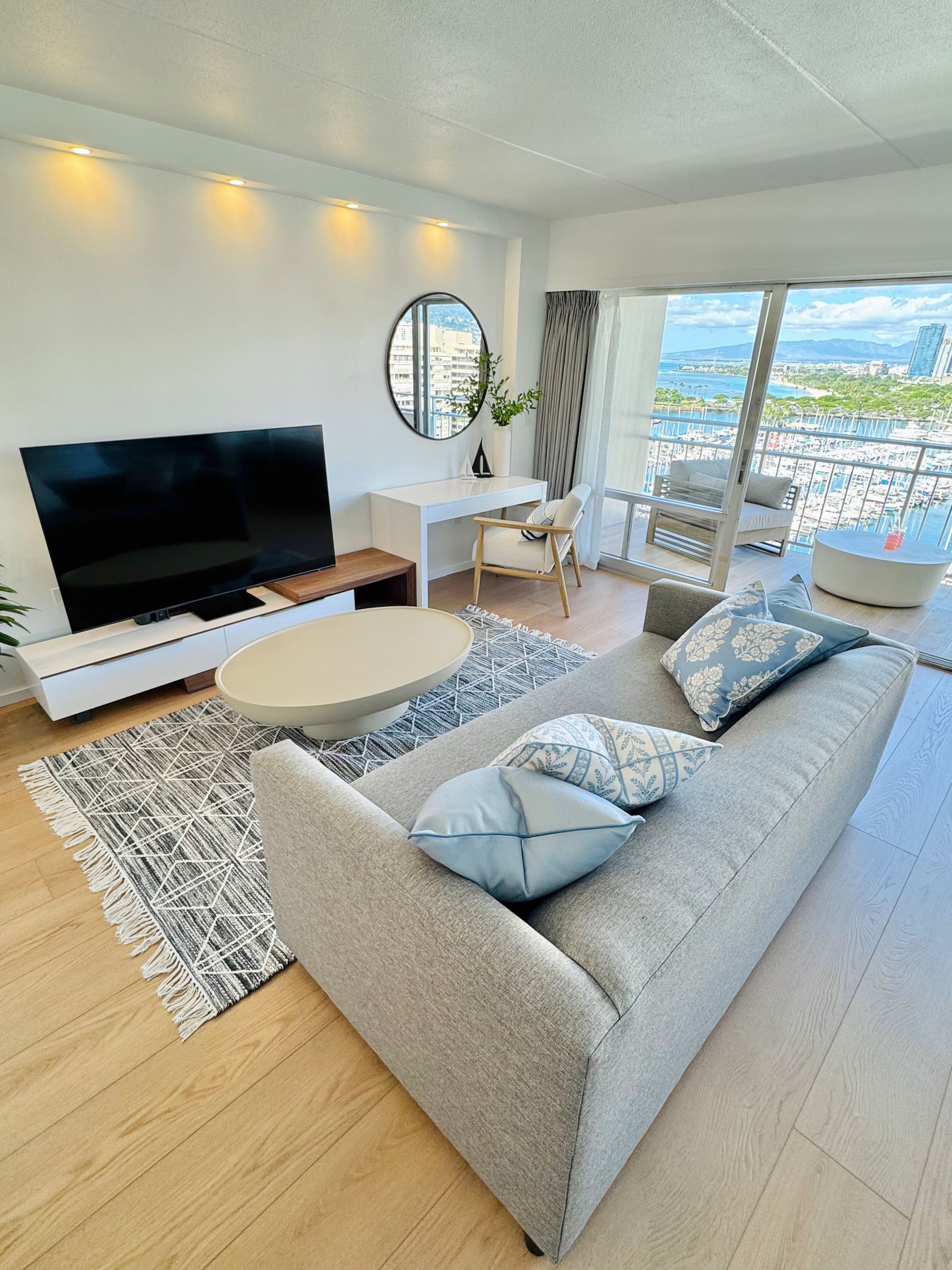 Condo in Honolulu · ★4.98 · 1 bedroom · 2 beds · 1 private bath - Image 2