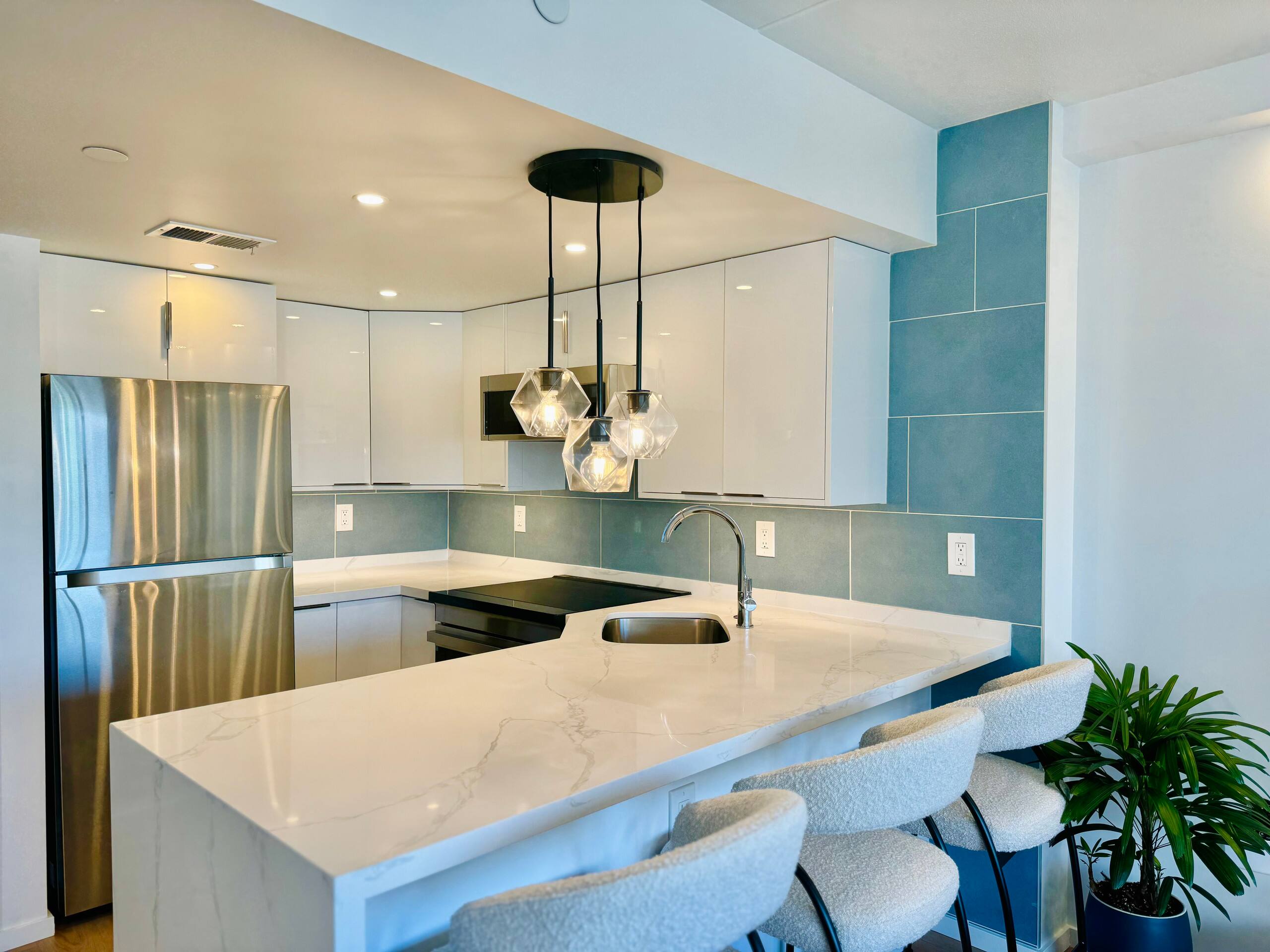 Condo in Honolulu · ★4.98 · 1 bedroom · 2 beds · 1 private bath - Image 34