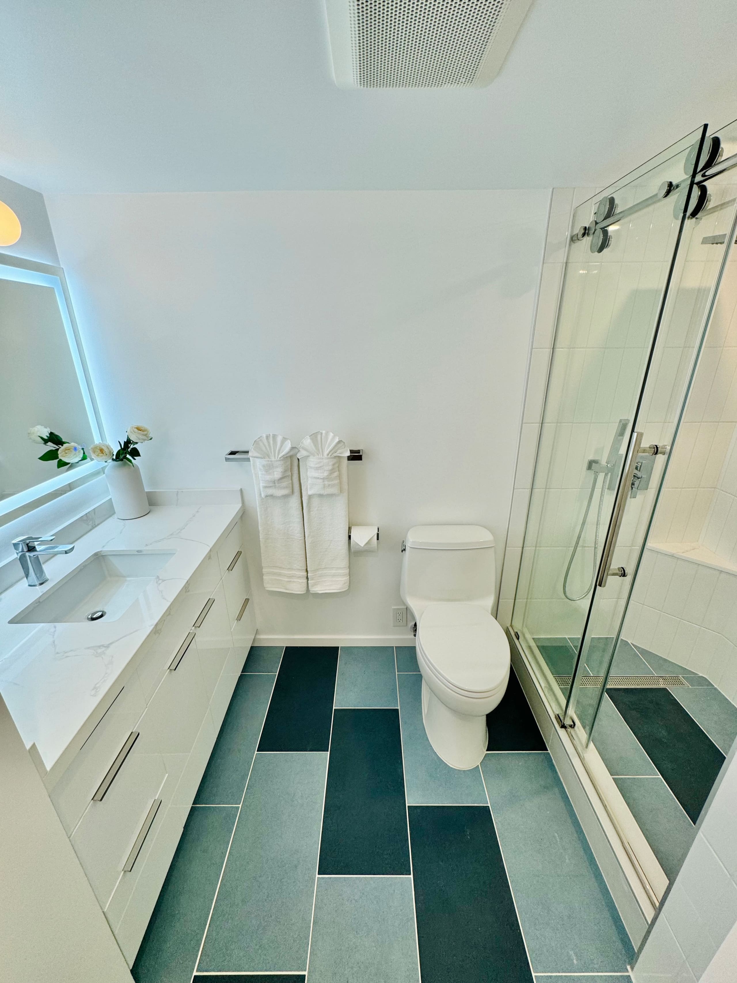 Condo in Honolulu · ★4.98 · 1 bedroom · 2 beds · 1 private bath - Image 27