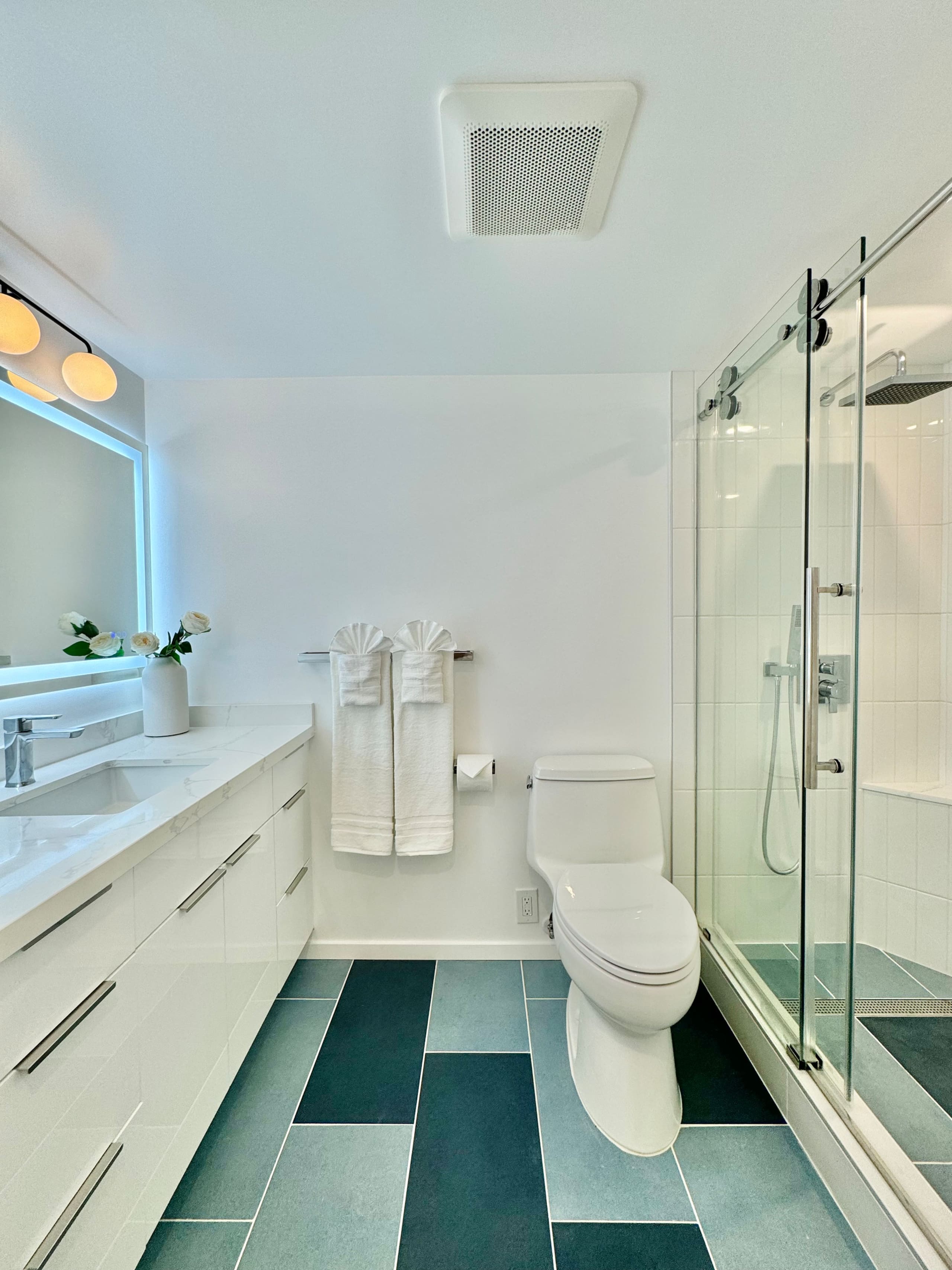 Condo in Honolulu · ★4.98 · 1 bedroom · 2 beds · 1 private bath - Image 26