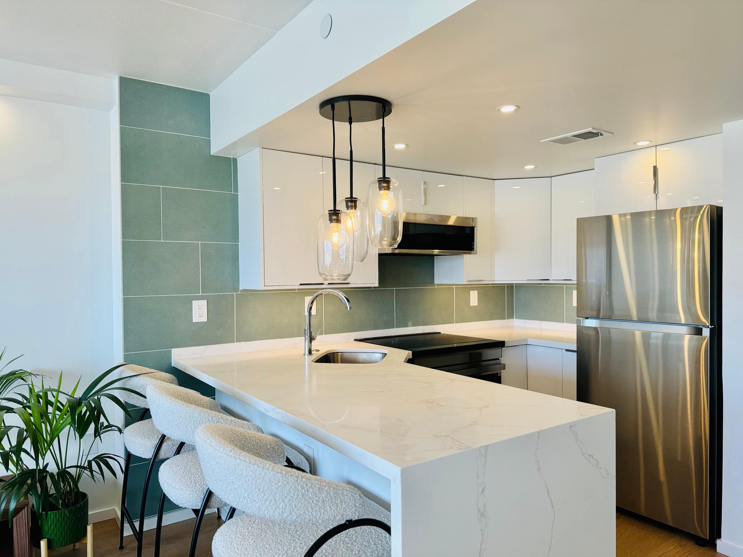Condo in Honolulu · ★4.93 · 1 bedroom · 2 beds · 1 private bath - Image 28