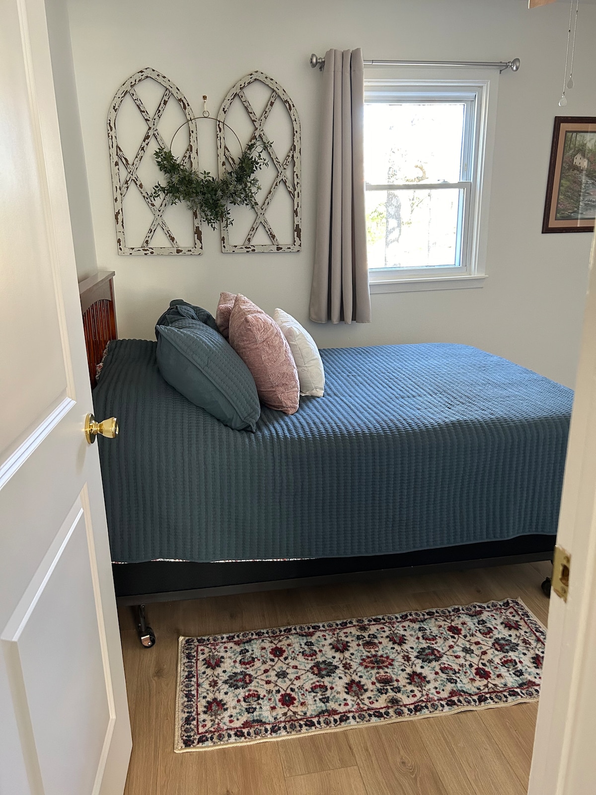 מזרן בגודל מלא נוח במיוחד ומצעים יוקרתיים לשינה נינוחה בלילה!