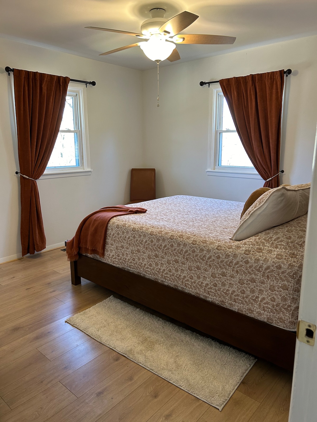 חדר שינה ראשי, מיטת קווין סייז, מצעים משודרגים. מזרן נוח!