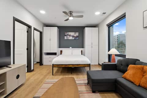 CozySuites Mass with lounge and roof deck #24