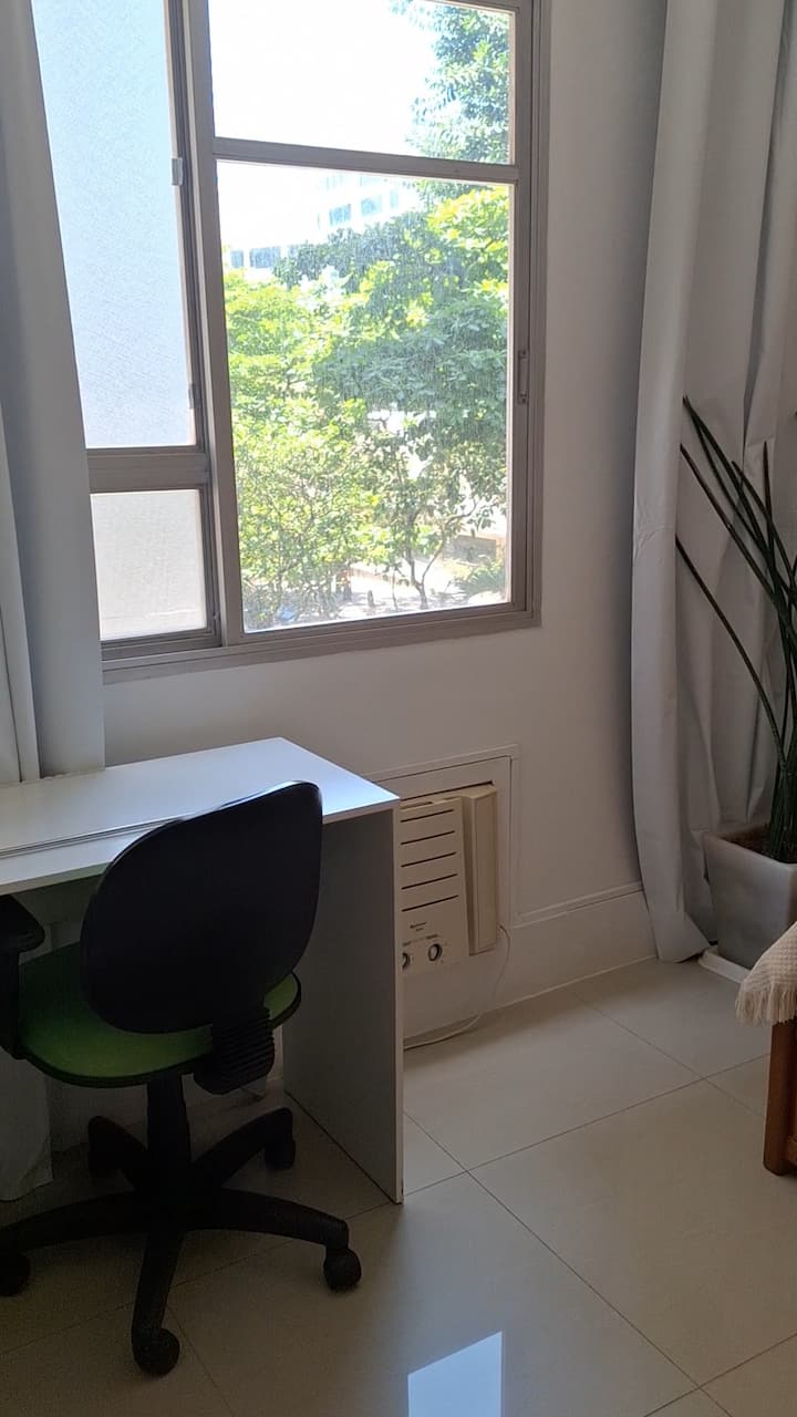 פינת העבודה הזו ממוקמת בחדר הזן, גם עם גישה לאינטרנט,  500 mb.