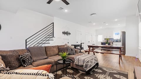 Successful Airbnb property: Houston’s Cozy Townhouse - 20 Mins DTWN/Galleria in Acres Home