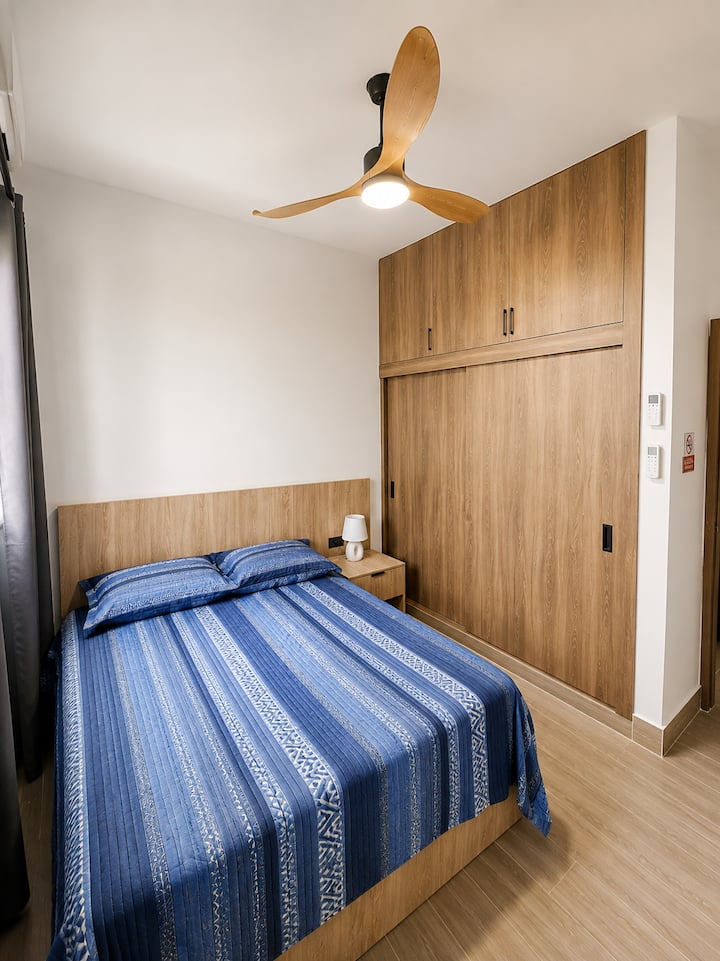 Gemütliches Schlafzimmer mit Queensize-Doppelbett und großzügigem Einbauschrank – viel Stauraum und Komfort für einen entspannten Aufenthalt.