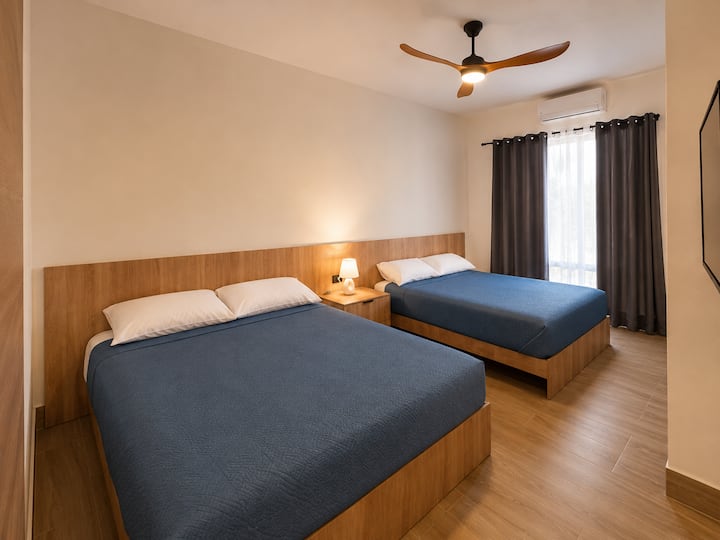 Geräumiges Schlafzimmer mit zwei komfortablen Full-Size-Betten – ideal für Familien, Freunde oder gemeinsam reisende Gäste.
