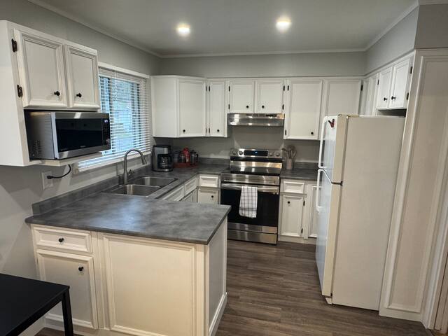 3 King beds plus a Sofa Bed, Fireplace and BBQ gallery image 2