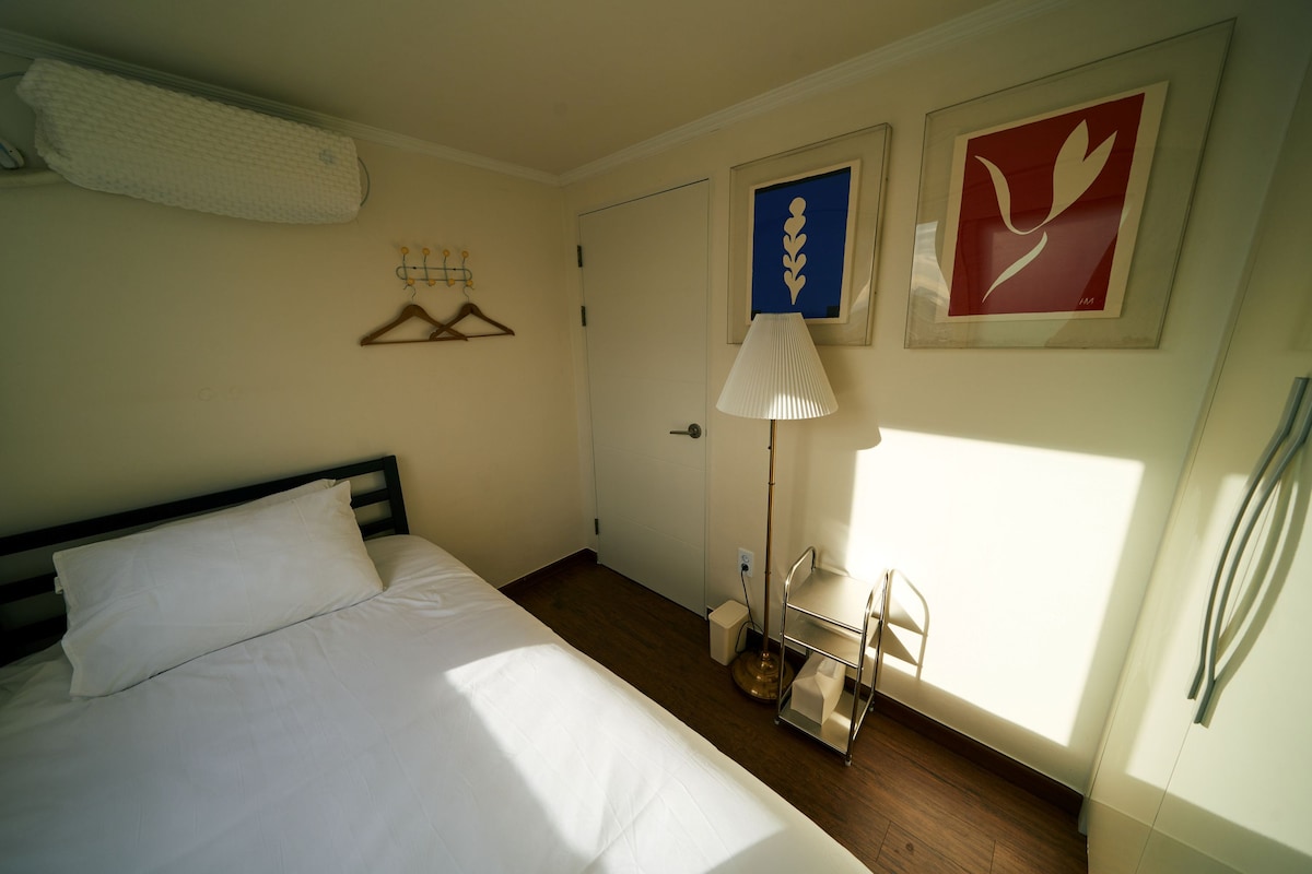 Slaapkamer met een super eenpersoonsbed