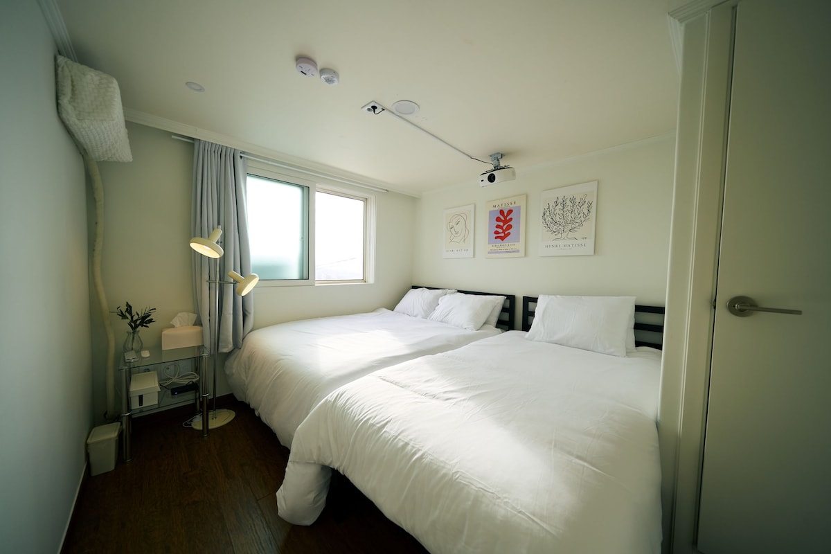 Slaapkamer met een queensize bed en een super eenpersoonsbed