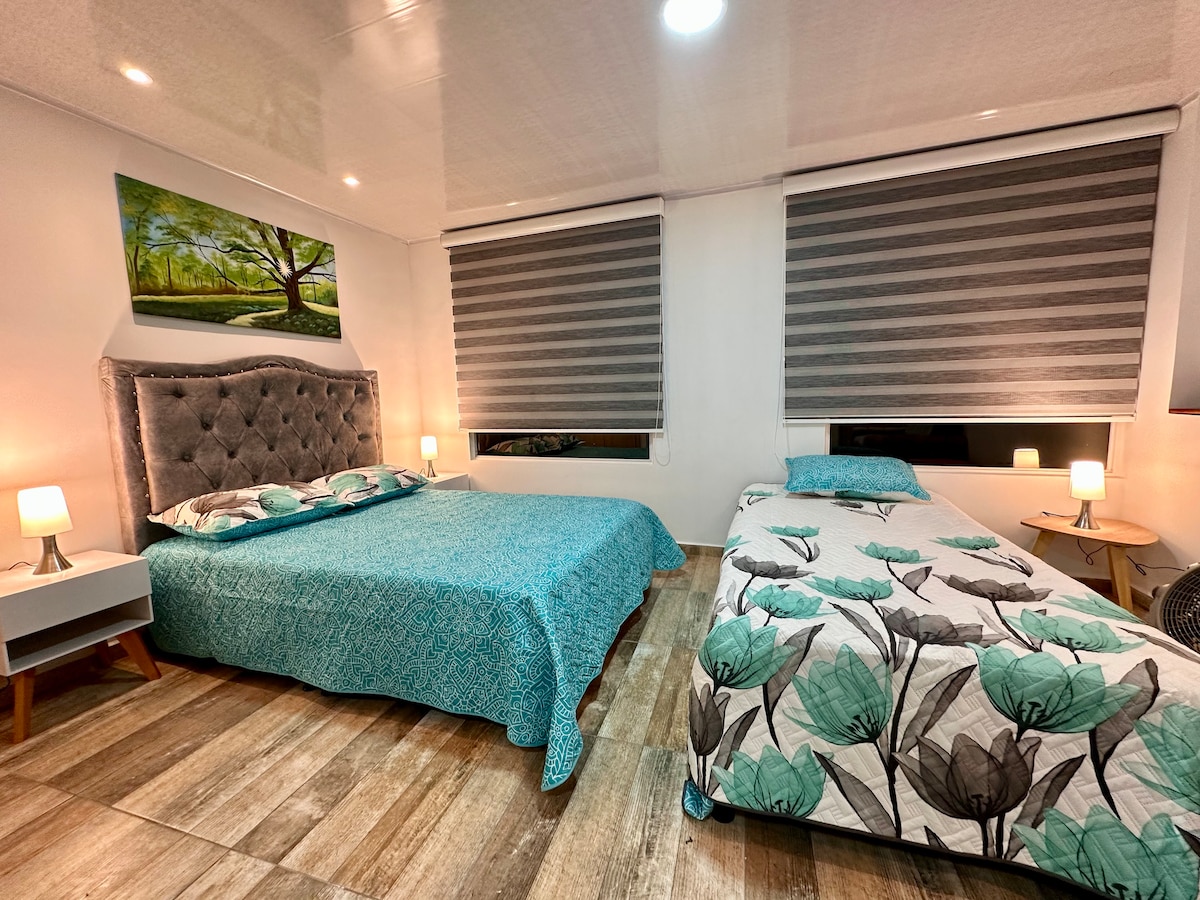 Фотографија од целата соба