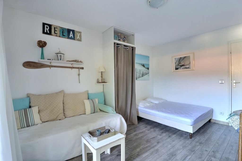 Habitación única: sala de estar, zona de comedor, cocina americana. 1 cama doble, 1 cama individual supletoria.  