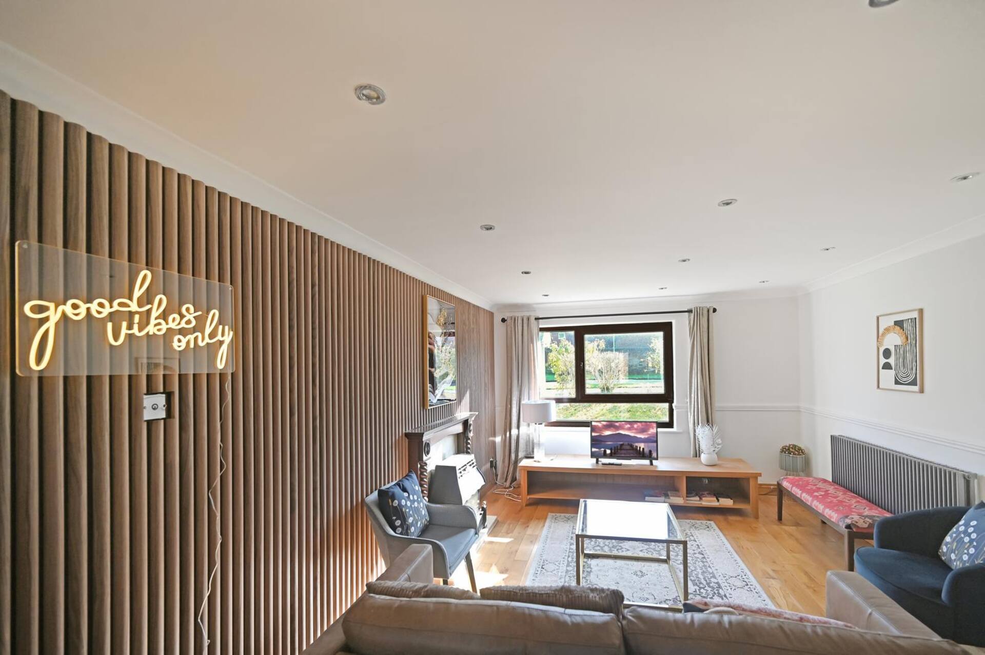 Modern 4 bedroom House for 7 ppl in quiet area