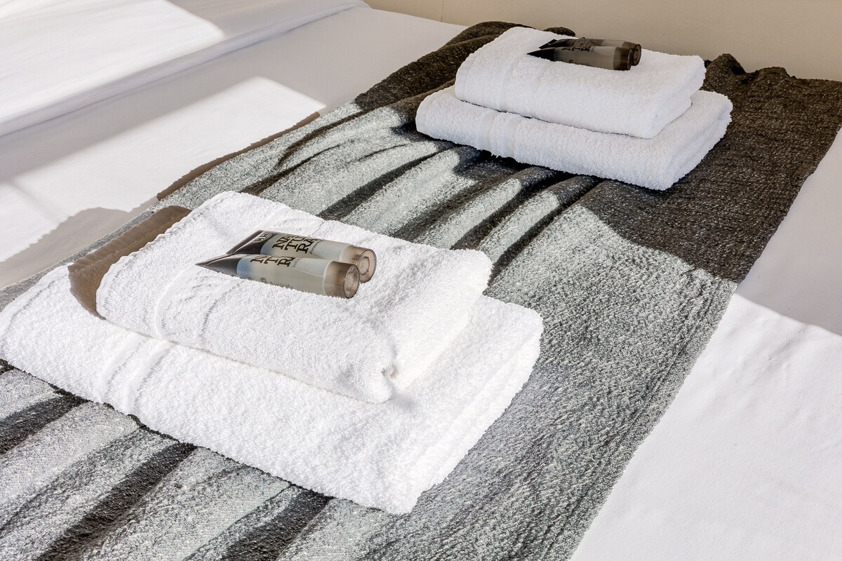 تحتوي غرفة النوم على سرير مزدوج مع بياضات بجودة الفندق، وخزانة ملابس كبيرة معكوسة، ونافذة تسمح بدخول ضوء النهار اللطيف. 