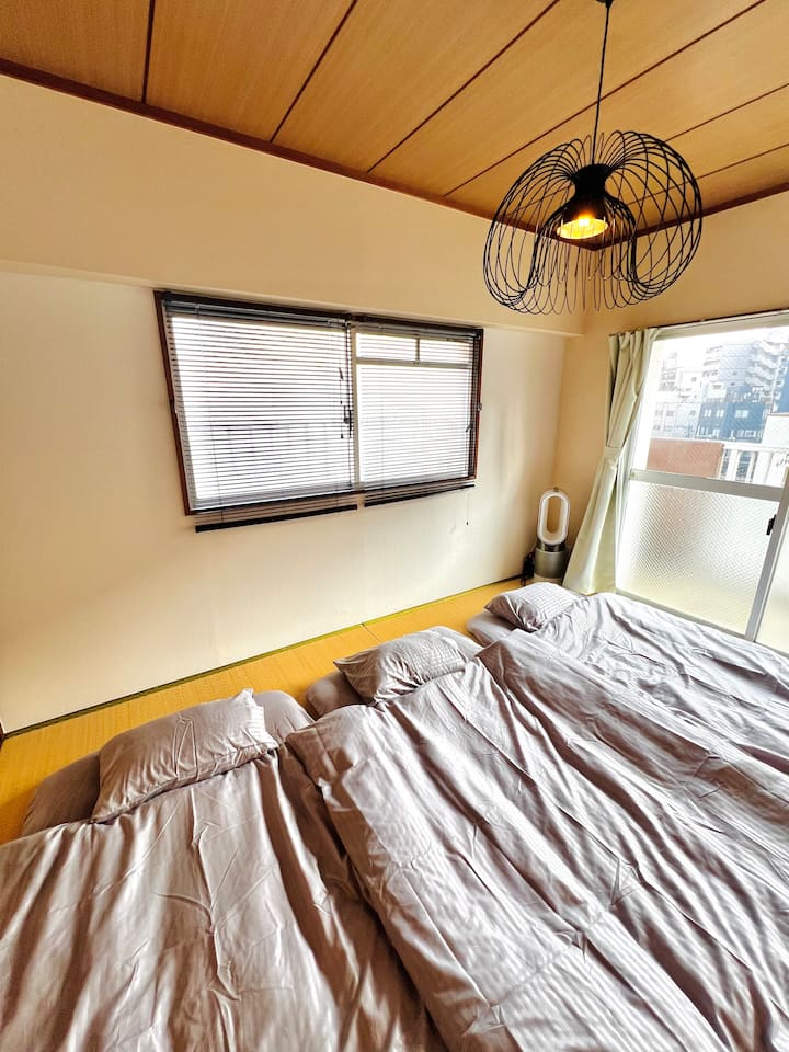 There are 3 single futons.It is in the closet of the Japanese-style room.Please lay it out yourself and use it.The blankets are in the packing on the bottom shelf of the closet.