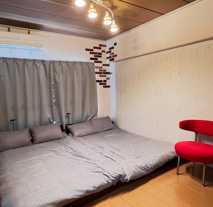 Two semi-double beds.It's spacious enough to sleep with your kids.