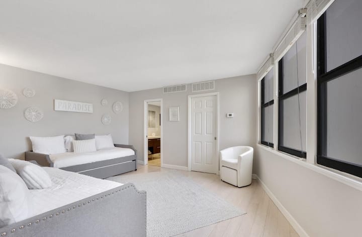 يوفر سريران مزدوجان وحمام خاص وخزانة ملابس إقامة مريحة للضيوف. 