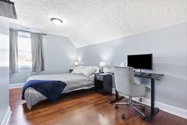 חדר שינה 4 כולל מיטת קווין סייז עם שידה, טלוויזיה ופינת עבודה ייעודית עם שולחן עמידה, מסך ואביזרים. כולל וילונות להחשכת החדר כדי להבטיח שנת לילה נהדרת. הארון כולל קולבים לאחסון בגדים נוסף. 