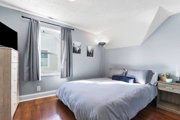 בחדר השינה השלישי יש מיטת קווין סייז נוחה וטלוויזיה 32 אינץ' לבידור. וילונות מחשיכים בחדר מבטיחים שינה נינוחה לא משנה באיזו שעה ביום. שידה מסופקת לאחסון בגדים. 