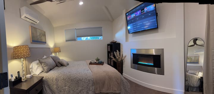 Lit king size avec son propre système sans conduit, ventilateur de plafond, foyer électrique et penderie