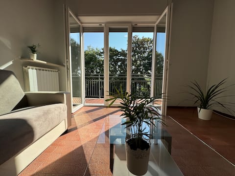 Spacious and bright apartment - parking space and WiFi