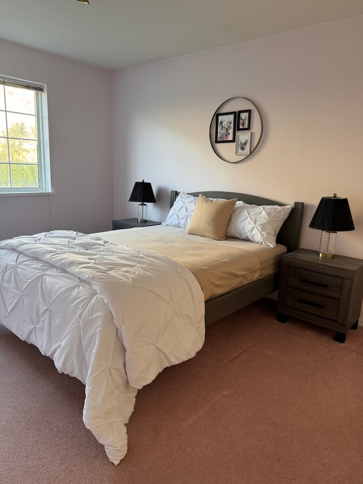 Ambas habitaciones adicionales son imágenes especulares entre sí y cuentan con cómodas camas tamaño queen y vistas panorámicas al viñedo, que ofrecen espacios tranquilos y relajantes.

