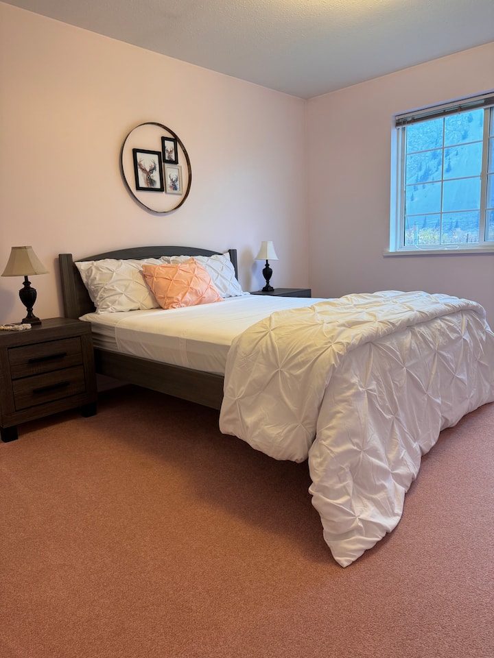 Ambas habitaciones adicionales son imágenes especulares entre sí y cuentan con cómodas camas tamaño queen y vistas panorámicas al viñedo, que ofrecen espacios tranquilos y relajantes.

