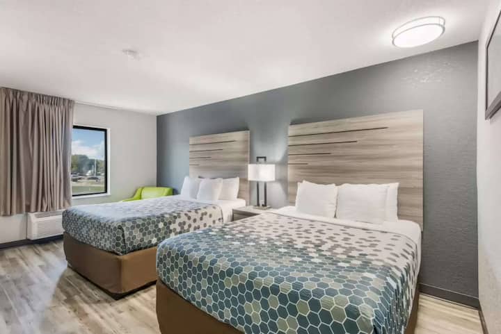 Relaxing Room Near Downtown | Free Parking - Des Moines, IA