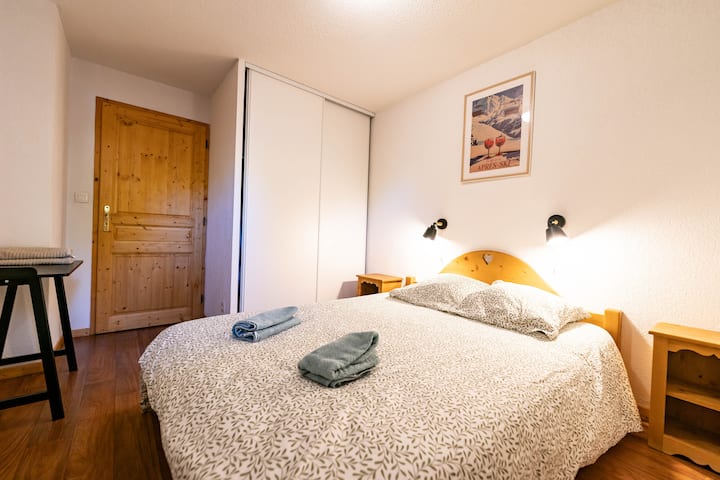 Belle chambre à coucher pour 2 personnes pour des nuits reposantes et ressourçantes après une journée sur le domaine de Vars en ski, en randonnée ou en VTT !