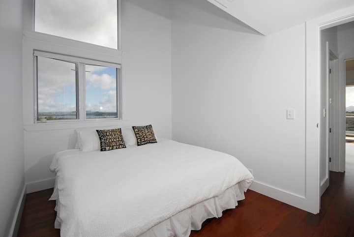 მეორე საძინებელში შეგიძლიათ აირჩიოთ ორი ერთადგილიანი საწოლი ან ერთი დიდი (king‑size) ზომის საწოლი. კომფორტისთვის საძინებელს აქვს ჭერის ვენტილატორი.