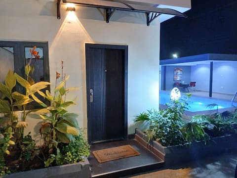 Enchanting 2-Bed Home with Pool, Gym & Fast Wi-Fi