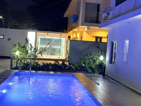 Enchanting 2 Bed Home+Pool and Gym