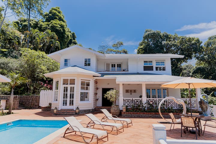 Linda Casa em Condomínio de Luxo