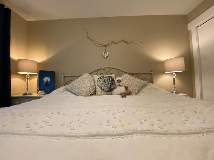 להתכרבל ולצפות במופע במיטת הקינג סייז היפהפייה הזו שיש בה מזרן גדול במיוחד עם ציפית לנוחות נוספת. 
תוכלו ליהנות משנת לילה טובה עם המרחב הירוק השקט והשלו שמאחורי הבית. 