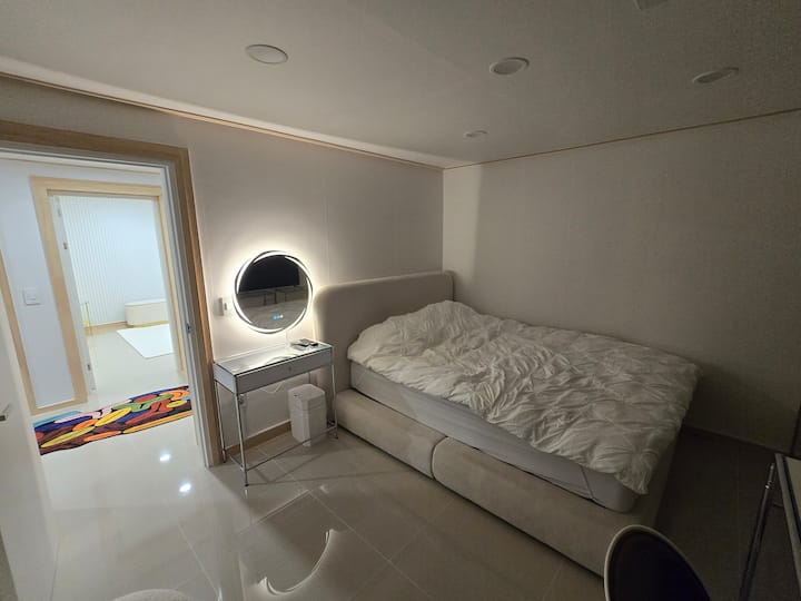 מצעי אווז ומיטת קווין סייז
  חדר שינה מרווח ונעים  
זה חדר שינה נקי 
מצעים מכובסים כל יום 