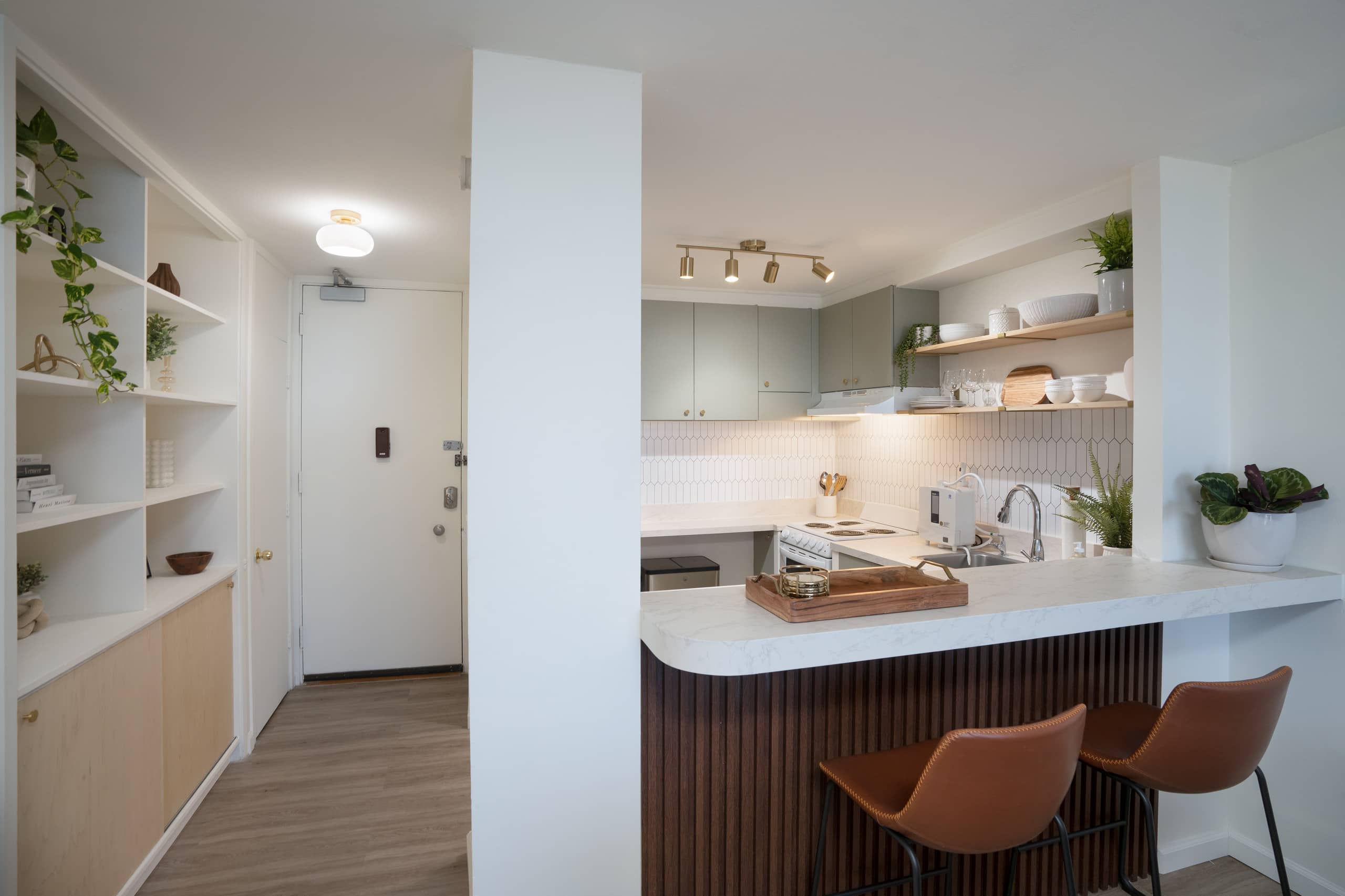 Low-Toxic | Oceanfront Getaway | Free Parking - Image 4