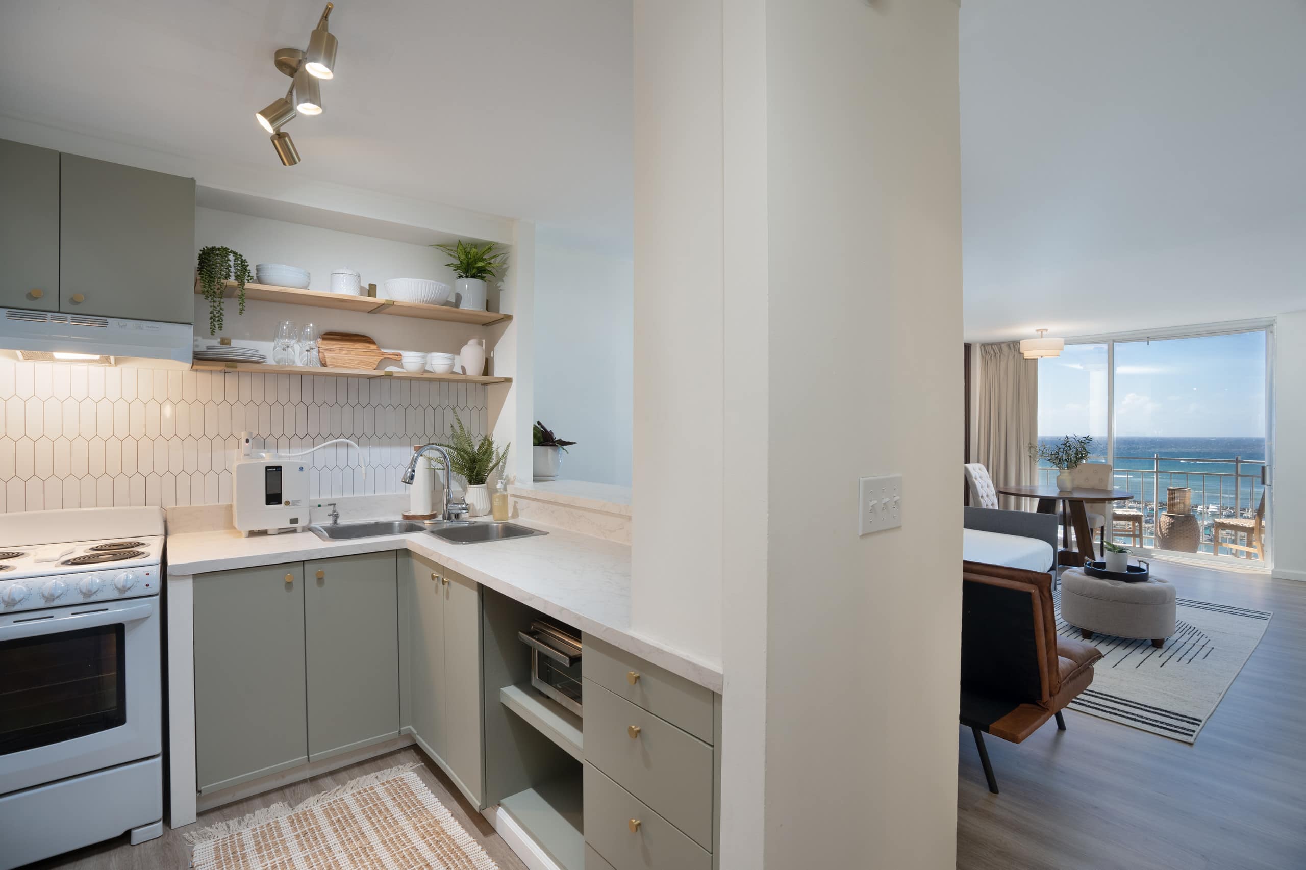 Low-Toxic | Oceanfront Getaway | Free Parking - Image 5